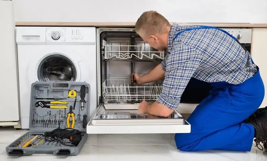 Torbalı Hitachi servisi teknisyen ekibi beyaz eşya tamiri yaparken